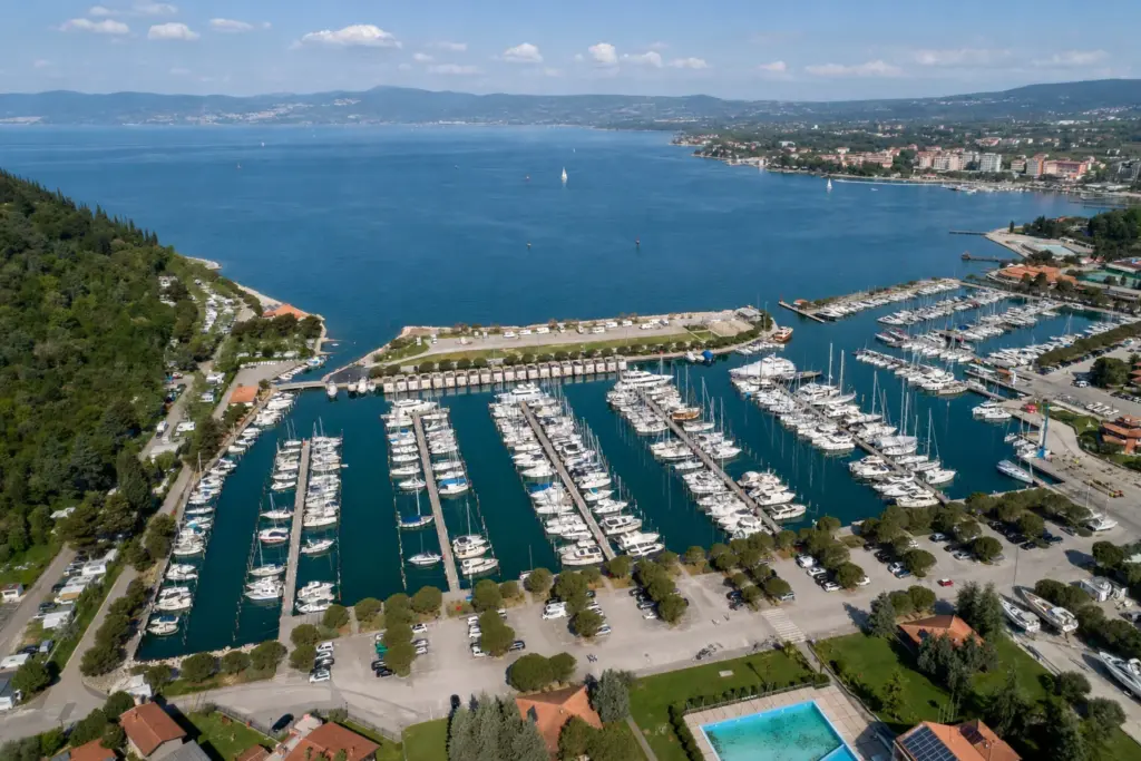 Veduta aerea della Marina Portorož a Lucia, imbarcazioni ormeggiate lungo i pontili con il Golfo di Trieste sullo sfondo